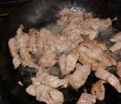 고기를 곁들인 호박과 감자의 라구 고기와 감자로 호박을 요리하는 방법